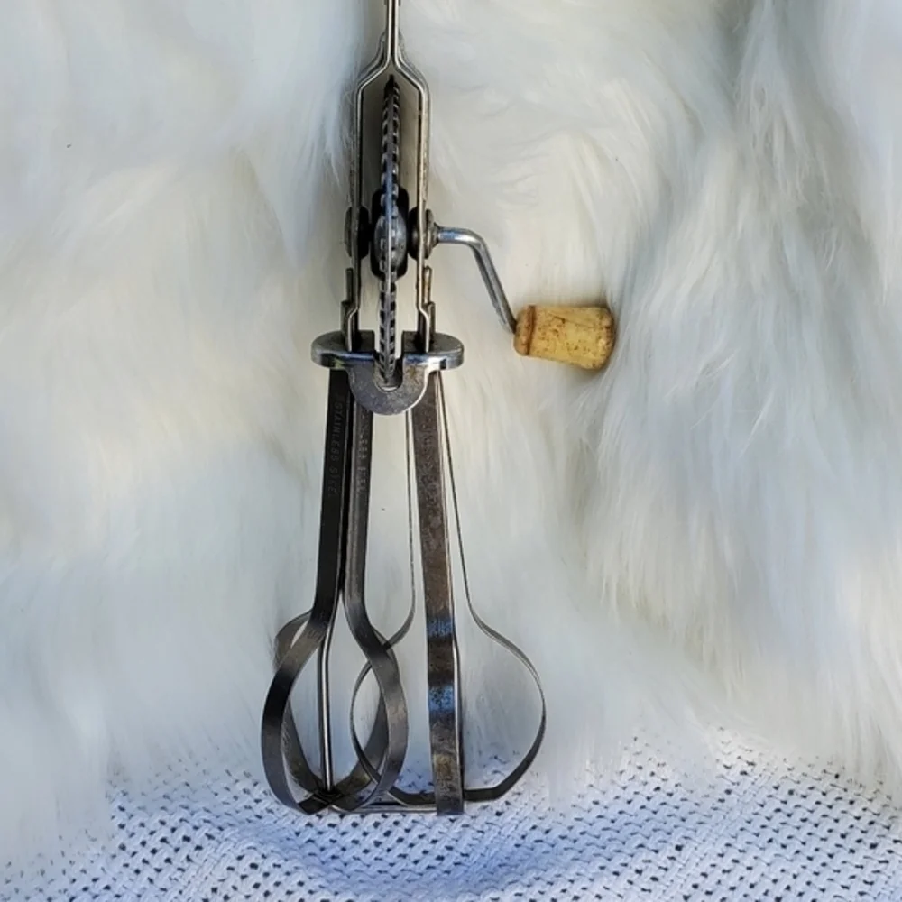 Vintage Red Handle ‎ egg beater /Mixer
